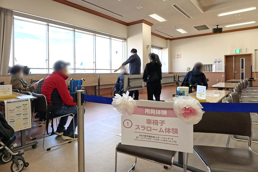 車椅子スラローム体験