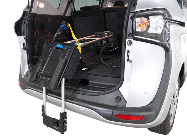 いつでもウェルキャブ　車いす収納装置