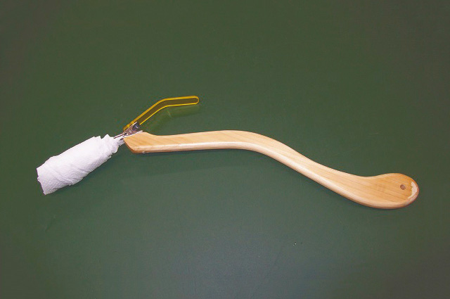 自助具にトイレットペーパーを巻き付けた状態