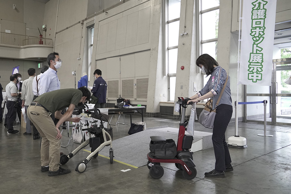 介護ロボット企画展での体験会の様子