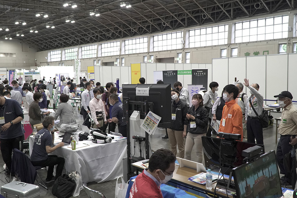 介護ロボット企画展での体験会の様子